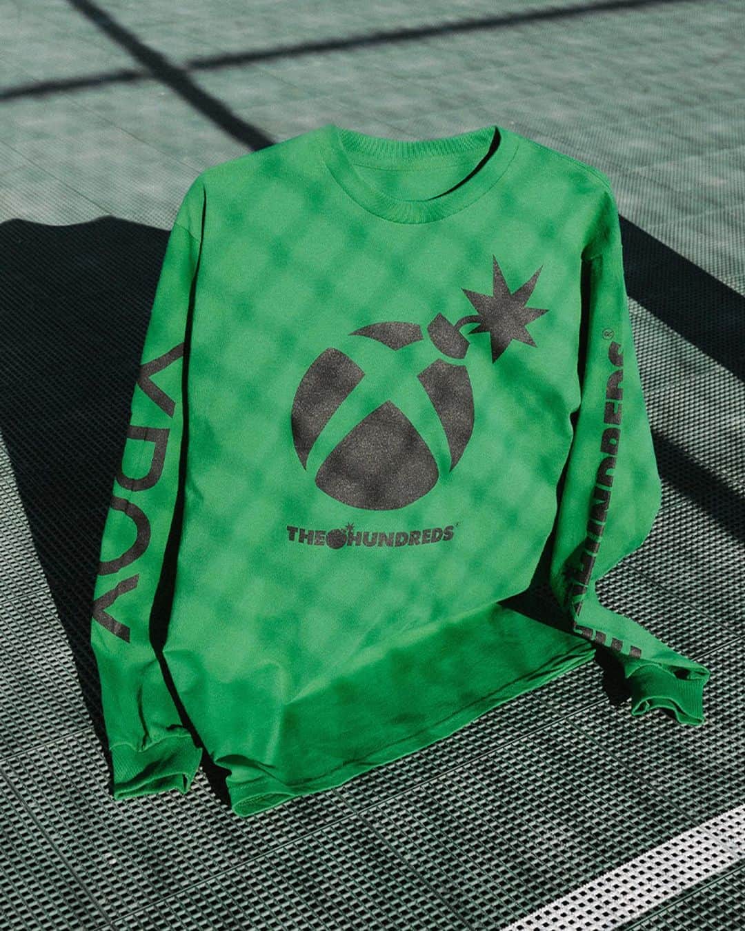 HYPEBEASTさんのインスタグラム写真 - (HYPEBEASTInstagram)「@hypebeaststyle: @xbox and @thehundreds have linked up for its latest collaboration. The capsule is comprised of T-shirts, long-sleeved T-shirts, pullover hoodies, and a snapback hat, sporting a mix of green, black and white hues with the collaborative logo. Accompanying the apparel is a limited edition “Adam Bomb” all-over print custom Xbox One controller that will be randomly dispersed across orders for no extra cost. The collection is set to drop on November 4, via the brand’s online webstore.⁠⠀ Photo: The Hundreds」11月5日 5時14分 - hypebeast