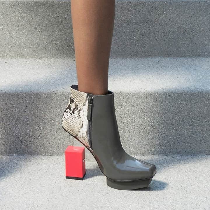 ユナイテッドヌードさんのインスタグラム写真 - (ユナイテッドヌードInstagram)「The CUBE BOXY HI //// A high heel, square toe ankle boot grounded by a geometric block heel. A thin metallic structure extends from the shank to bisect the heel, giving a gravity defying illusion. //// #AW20⁠ .⁠ .⁠ .⁠ #unitednude #fashion #architecture #killerheels #hautecouture #autumnwinter #design #heels #footwear #footweardesign #fashionfootwear #2020 #style #thefuture #futuristic #shoegame #streetstyle #lookoftheday #instafashion #instastyle #solecollector #minimalmovement #streetlook #summerstyle」11月5日 5時25分 - unitednude