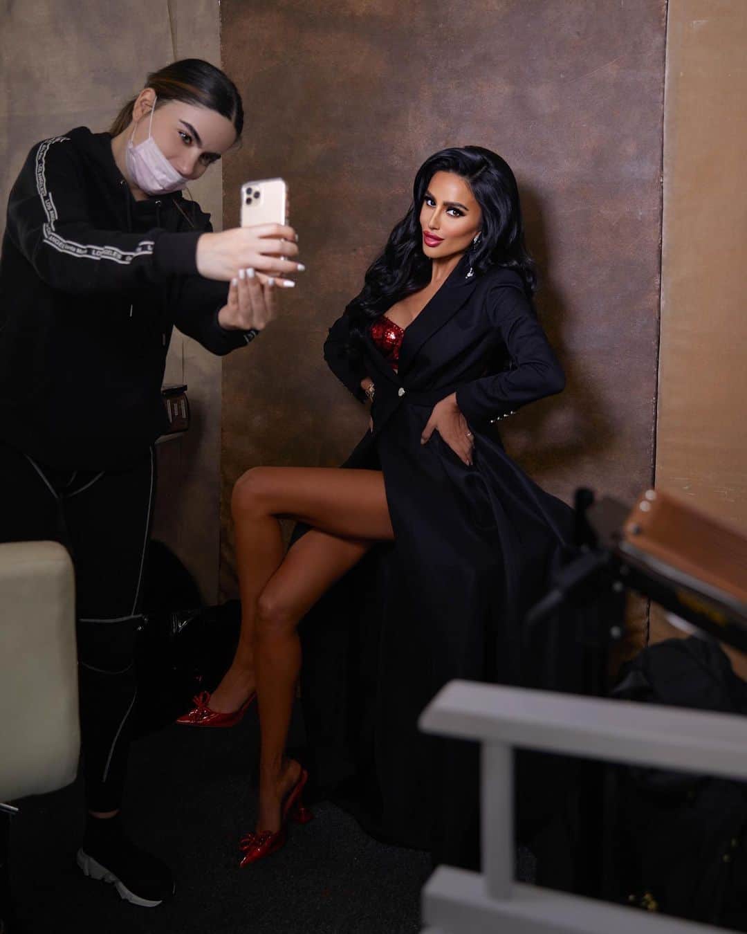 リリー・ガリーチさんのインスタグラム写真 - (リリー・ガリーチInstagram)「The secret to selfies:  1. Good lighting  2. @beautybyella with the angles Selfie moments captured by @irmalomidze」11月5日 5時27分 - lillyghalichi