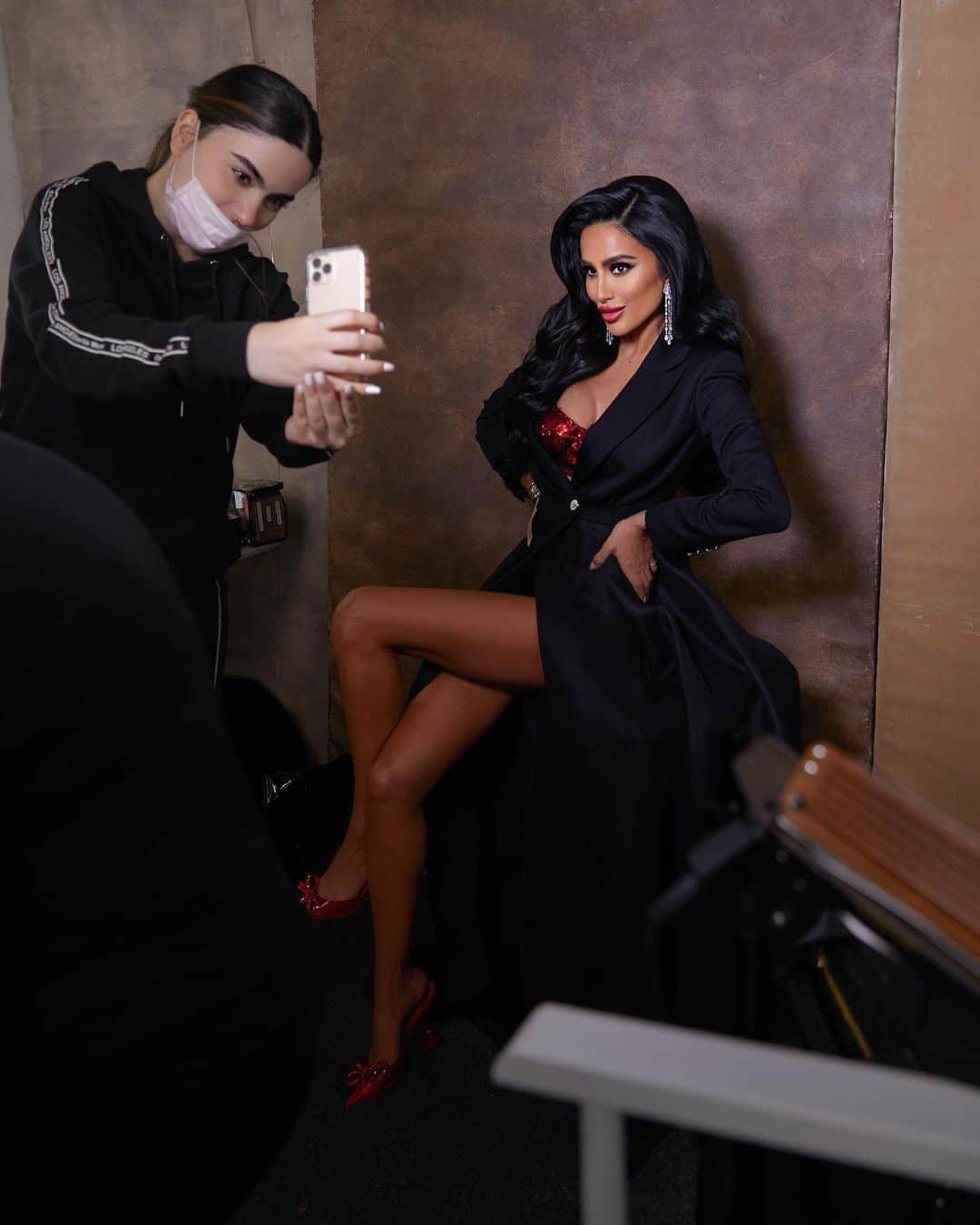 リリー・ガリーチさんのインスタグラム写真 - (リリー・ガリーチInstagram)「The secret to selfies:  1. Good lighting  2. @beautybyella with the angles Selfie moments captured by @irmalomidze」11月5日 5時27分 - lillyghalichi