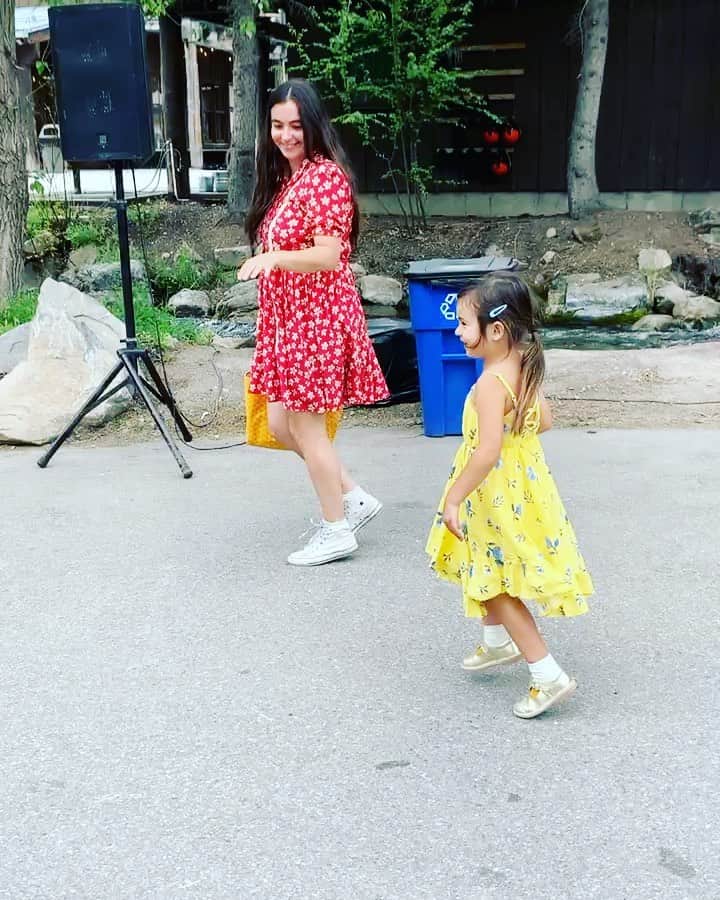 アラナ・マスターソンのインスタグラム：「May we dance together in sundresses ‘til I can’t dance no more. Happy Birthday, my darling girl. 💘💖💕」