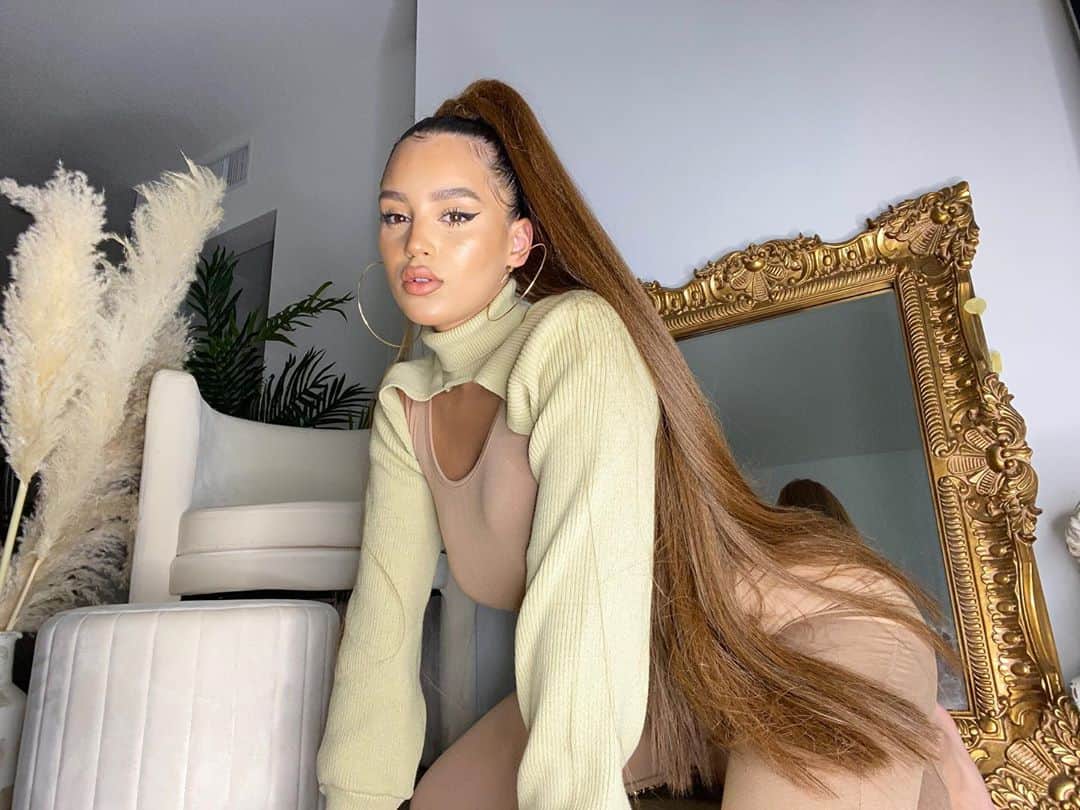 Val Mercadoのインスタグラム：「I think we’re all in a United state of anxiety 🤍 @boohoo」