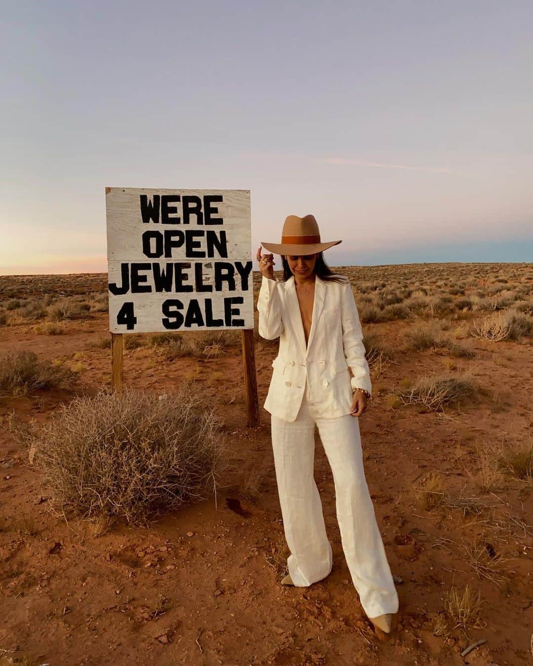 Collage Vintageのインスタグラム：「Jewelry shopping In the middle of nowhere 🏜」