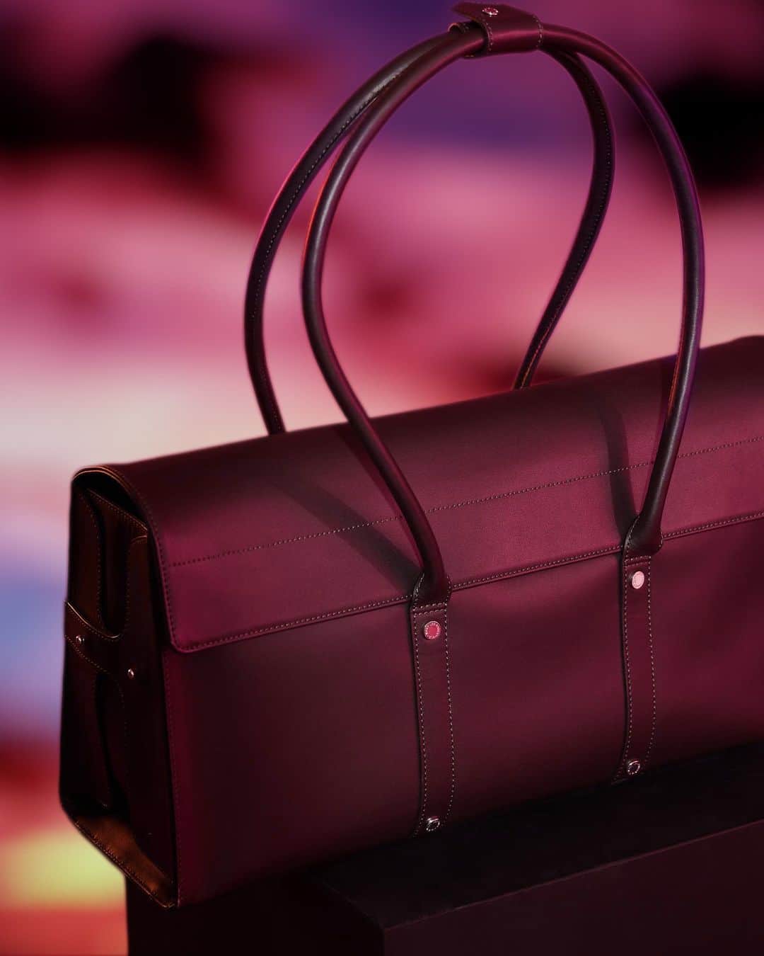 ウォントのインスタグラム：「Meet the Lasdun. Our new work tote takes cues from the train's timeless and innovative design—echoing the curved doors, smooth leather and robust hardware subtly showcased throughout.  Discover now via link in bio.  #wantlesessentiels #worldofwant」