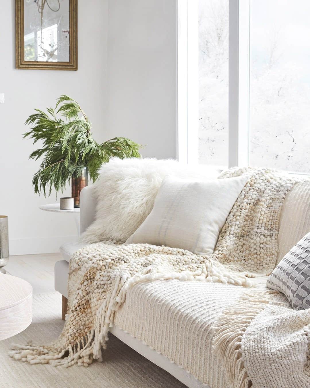 west elmさんのインスタグラム写真 - (west elmInstagram)「Cozy, cozy, cozy ☁️ ✨ Instantly warm up your space by layering soft pillows and textured throws in a neutral color palette. Link in bio to shop this look!」11月5日 6時00分 - westelm