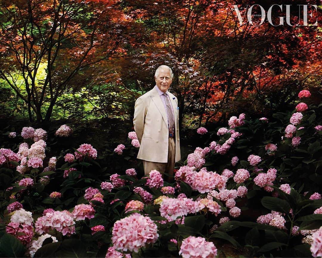 British Vogueさんのインスタグラム写真 - (British VogueInstagram)「“We have to clean up our act. But it can be done. There are wonderful things going on, but we need to scale up.” In the December issue, HRH The Prince of Wales talks to Editor-in-Chief Edward Enninful about The Modern Artisan, a training programme, co-founded by The Prince’s Foundation, whose students are about to launch a sustainable fashion collection with Yoox Net-a-Porter @YNAP. See the new royal portraits by @Nick_Knight for #BritishVogue in the new issue, on newsstands and available for digital download Friday 6 November. And read the interview at the link in bio.	  The Prince of Wales wears a linen jacket made for him 30 years ago by @AndersonAndSheppard. Photographed in the gardens at Highgrove, his Gloucestershire home, by @Nick_Knight and sittings editor @KPhelan123.」11月5日 6時01分 - britishvogue