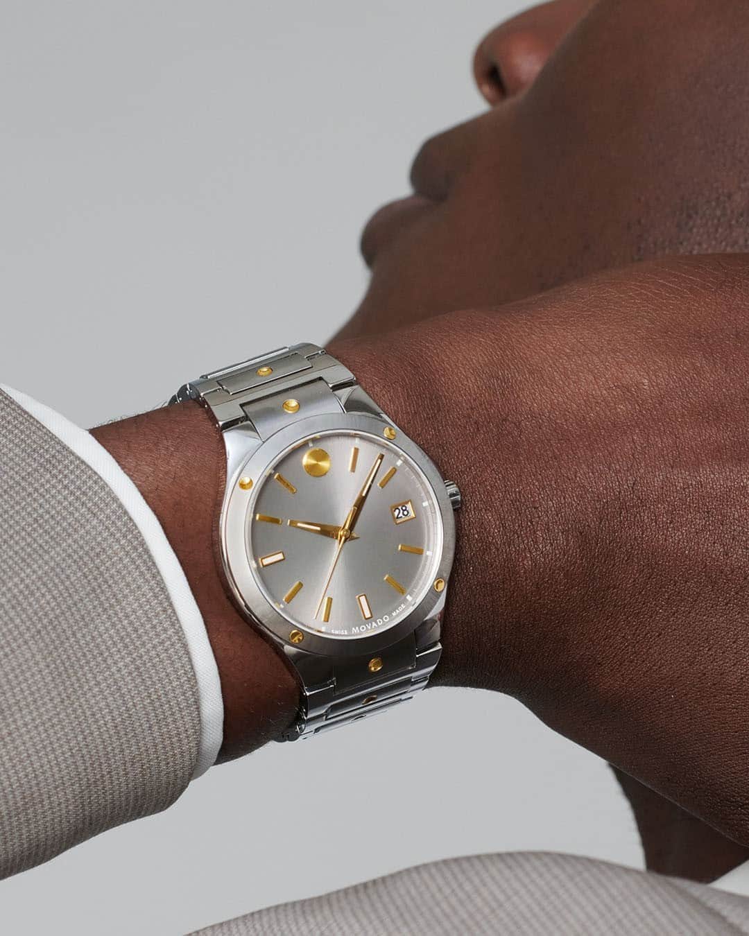 モバードのインスタグラム：「Time that commands attention with gold accents that stand-out!  #MovadoSE.」