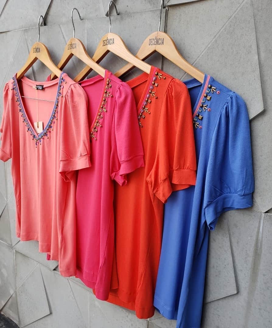DECÊNCIAのインスタグラム：「Amamos peças que unem conforto e estilo, por isso nossa blusa de malha com bordado no decote é a escolha perfeita hoje! Agora é só escolher a sua favorita - no caso: todas! 😍 #decencia #blusademalha #homeoutfit #plussize #modamineira」