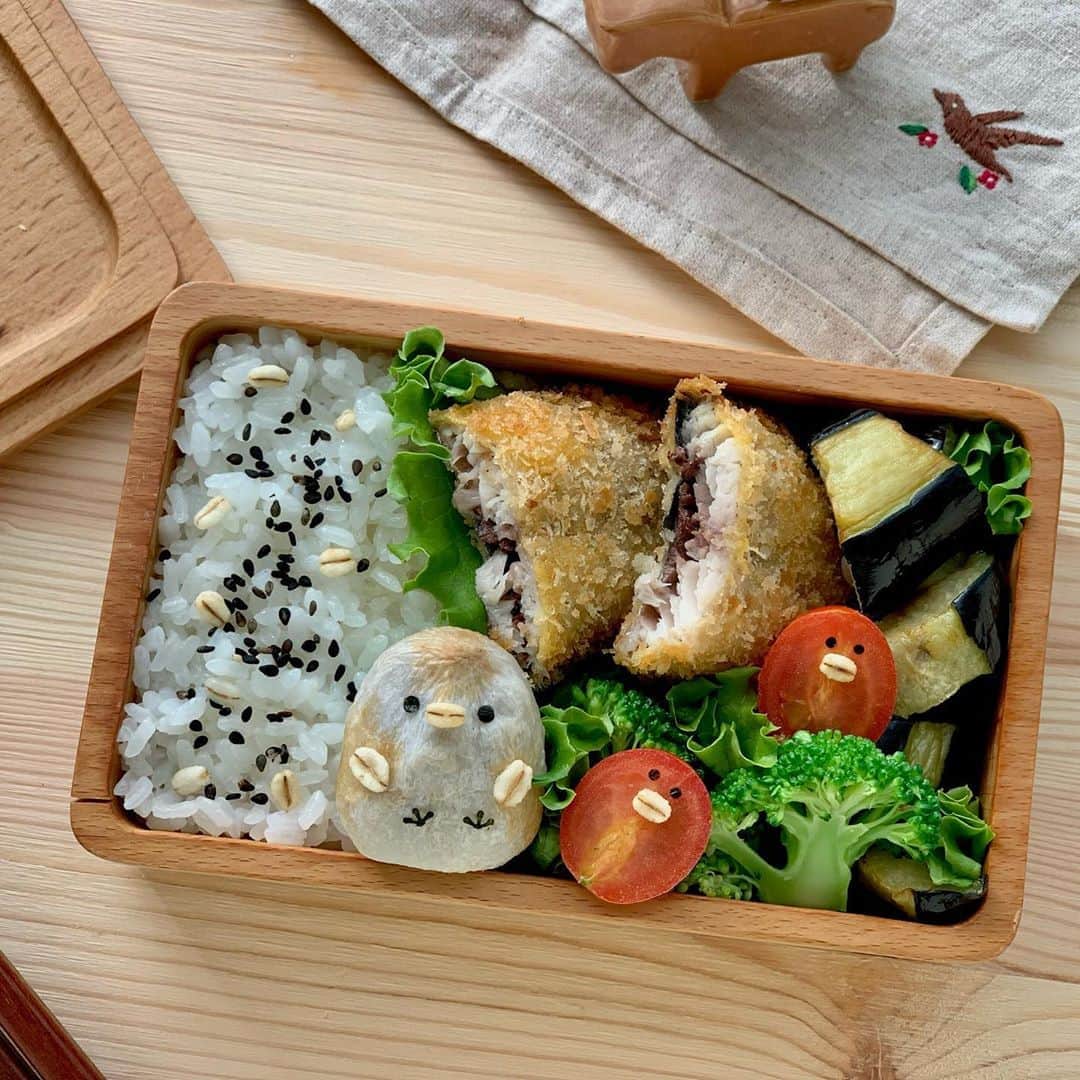maki ogawaさんのインスタグラム写真 - (maki ogawaInstagram)「おはようございます。  昨日のお弁当です。  アジフライ イワシフライ 秋刀魚も鯖も フライにすると美味しい💕💕  下茹でした里芋をフライにしたら いい感じの焦げ目ができました。 雀ちゃんに見えたので 押し麦のお口をつけてみました🤣  押し麦は茹でたあと揚げてあります。 ご飯に乗せたら カリカリのアクセントになりました。  ⠀ #ランチ #japanesecuisine #japanesefood #キャラ弁 #cutefood #kawaiifoods #foodstagram #lunch #Japanese_food #japanfood #yummy #料理好きな人と繋がりたい #ママリクッキング #レシピブログ #フーディーテーブル #フーディスト  #bentoexpo #bento #お弁当 #弁当 #kyaraben #kyarabenist #oben365 #onigiri #lunchbox #bentolover⠀ https://www.youtube.com/user/LuckysundaeMaki/」11月5日 6時08分 - cuteobento