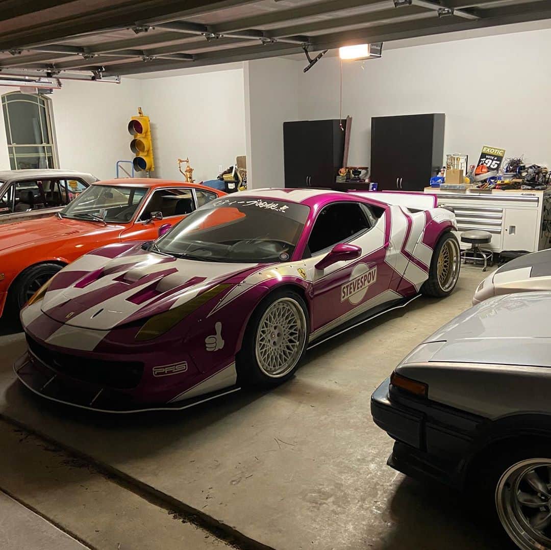スティーブのインスタグラム：「Until my new workshop / man cave is done (delays delays delays) I’m forced to learn the art of turning a 3 car garage into a 5 car garage! Wow. 巨大ワークショップができるまで3台分の車庫をなんとか5台に！ワォ〜‼️」