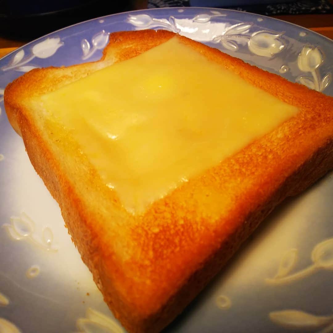みながわゆみさんのインスタグラム写真 - (みながわゆみInstagram)「#パン #食パン #トースト #とろけるチーズ #チーズトースト #おいしい」11月5日 6時09分 - nama.09.19