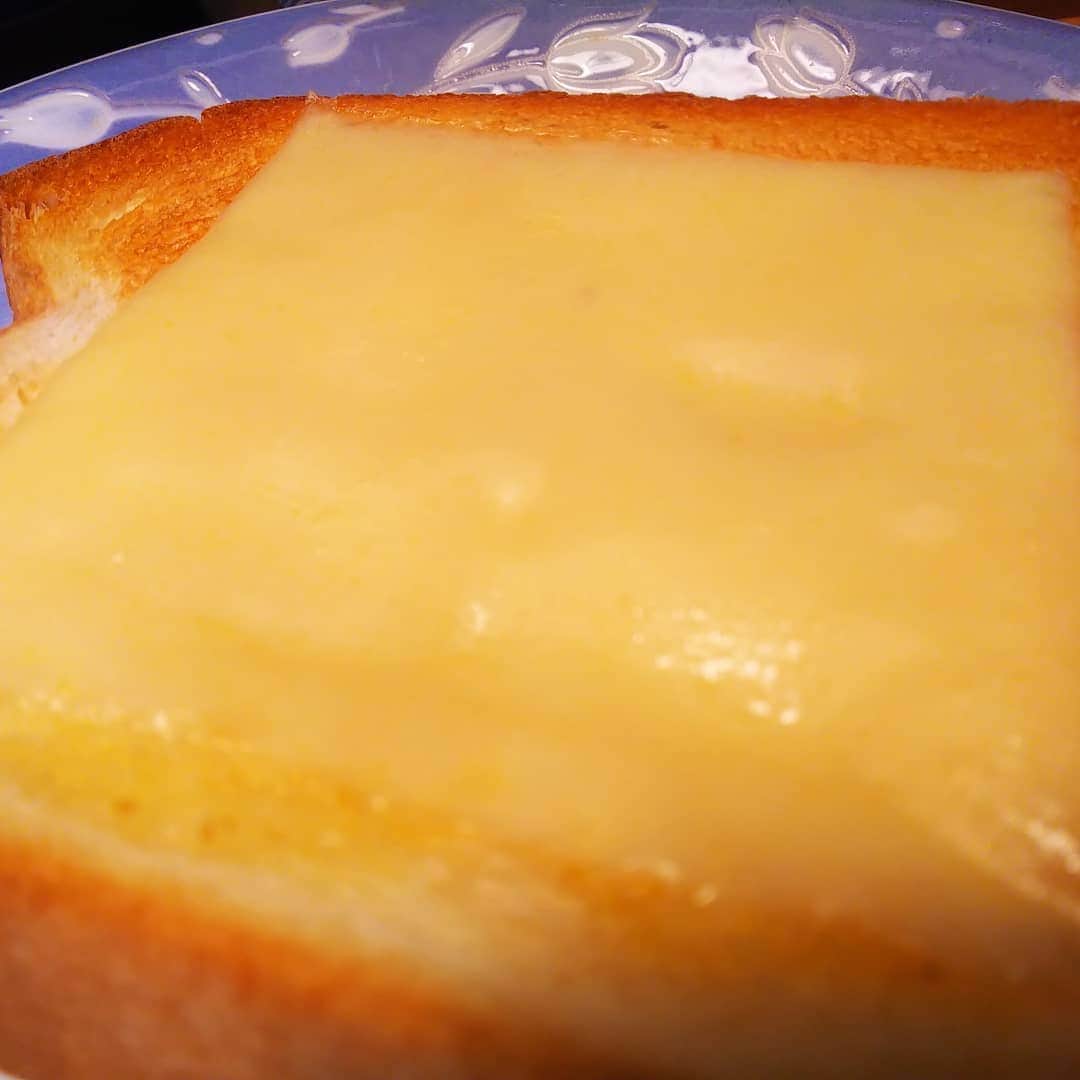 みながわゆみさんのインスタグラム写真 - (みながわゆみInstagram)「#パン #食パン #トースト #とろけるチーズ #チーズトースト #おいしい」11月5日 6時09分 - nama.09.19
