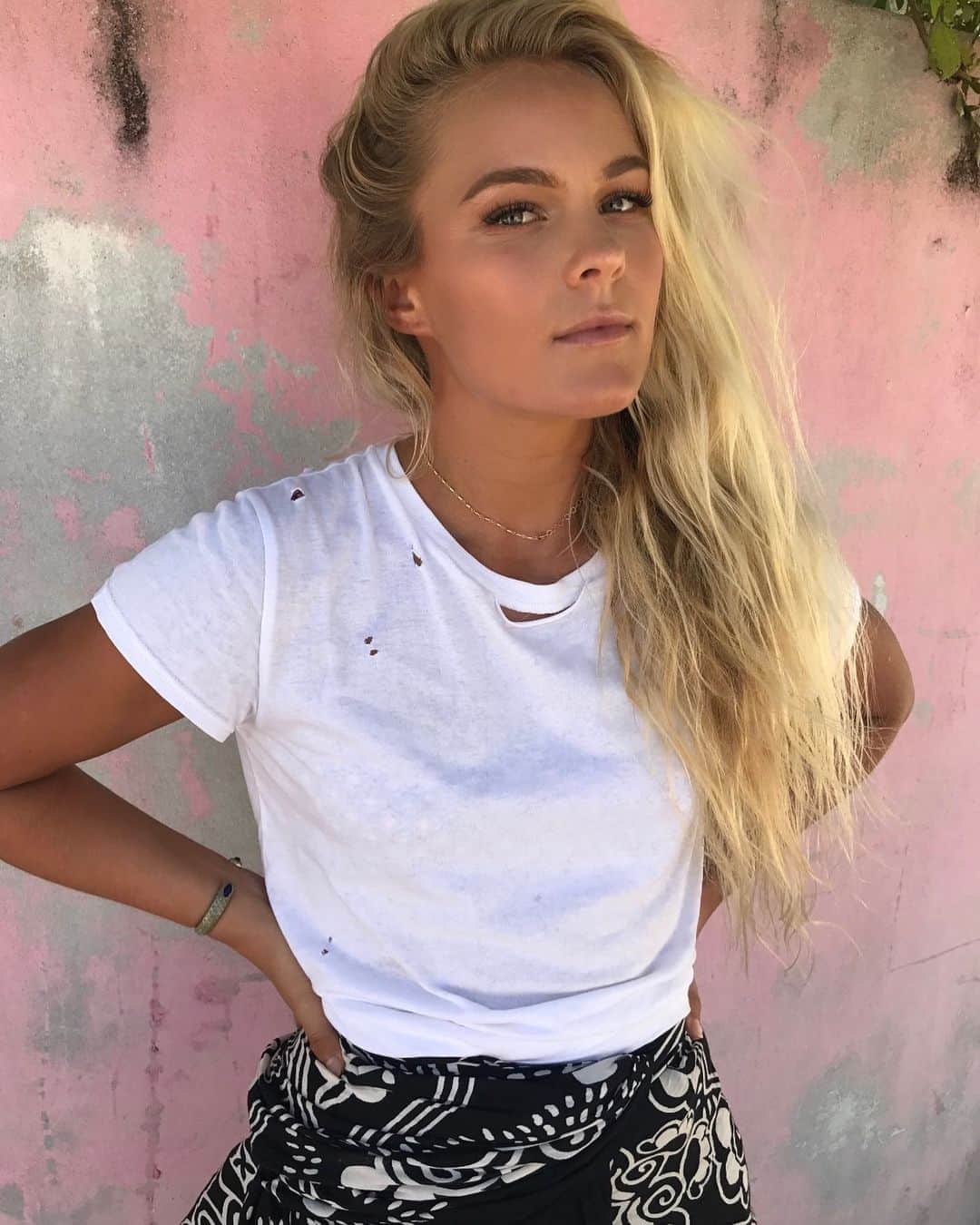 フェリシティー・パルマティアーのインスタグラム：「Found a pretty wall and @ashleapenfold took my photo - she also painted my face ☺️」