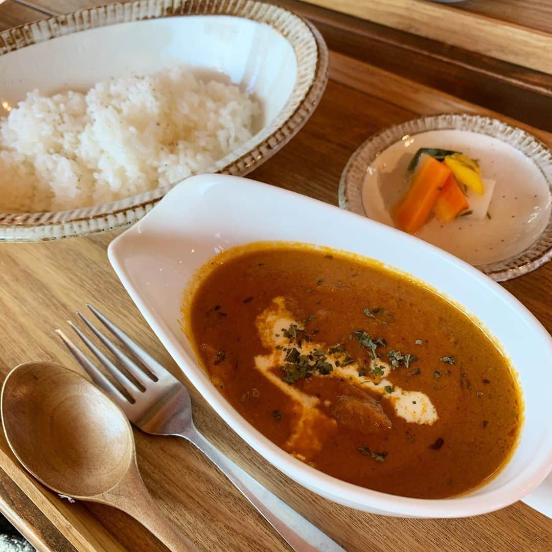 のインスタグラム：「評判を伺っていた久住にある 二ハゼへ🍽✨  入った瞬間、マスターはJazzがお好きと 伝わる立派なオーディオの 重厚なサウンドに吸い込まれ、 デミカップのウェルカムコーヒーに心掴まれ、 カルダモンはじめスパイスが 効きながらもまろやかな バターチキンカレーに 幸せを味わい、 オレンジレアチーズケーキと 添えられた小さなドルチェ等、 自家焙煎珈琲に陶酔☕️✨  全てこだわっていらっしゃるのに それをさらりと出して来る マスター。  素敵✨  また明日も行きたくなるお店でした🍽🍀✨  #大分　#竹田　#久住　#二ハゼ　#oita #taketa #kuju #Jazz #バターチキンカレー　#ツタエルヒト。」