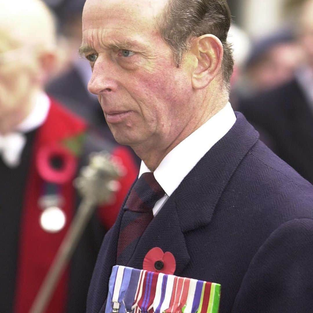 ロイヤル・ファミリーさんのインスタグラム写真 - (ロイヤル・ファミリーInstagram)「Each year in the grounds of Westminster Abbey a 'Field of Remembrance' is created: a memorial garden filled with thousands of crosses, each of which represents a member of the Armed Forces who has been lost whilst serving their country. . The Field is visited by veterans, military families and members of the public who want to pay their respects to the Fallen. . Earlier today, The Duchess of Cornwall officially opened this year’s Field of Remembrance. Her Royal Highness's father was a Captain in the 12th Lancers and saw active service in the Second World War. . The Field is not open to visitors due to the pandemic, but the public have been able to make their contributions online, with crosses being planted on their behalf by the Poppy Factory. . There will also be a virtual Field online which is still still open - follow our link in bio to contribute.」11月5日 6時10分 - theroyalfamily