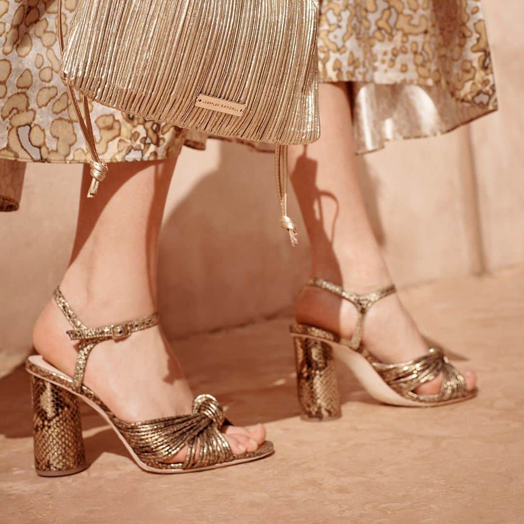 レフラーランドールのインスタグラム：「Briefly distracting ourselves with a pair of beautiful heels today, putting one foot in front of the other ✨」