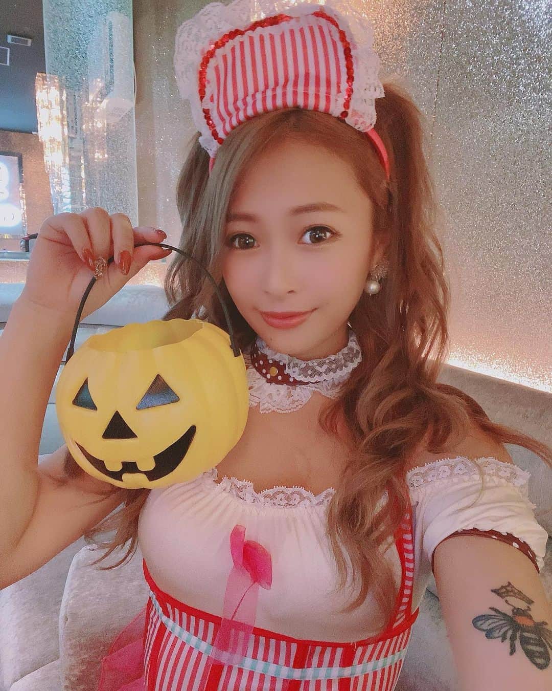 のインスタグラム：「・ お菓子の代わりにシャンパンを💁‍♀️♡ ・ ・ ・ #ハロウィンコスプレ #ハロウィン#halloween  #ウェイトレス #コスプレ#2020#かぼちゃ #名古屋#錦#錦3#シェリエ#GOLD#サロンドゴールド#salondegold#newドレス#キャバクラ#キャバ嬢#シャンパン#撮影#followforfollowback #likeforlike#キャバ嬢の日常」