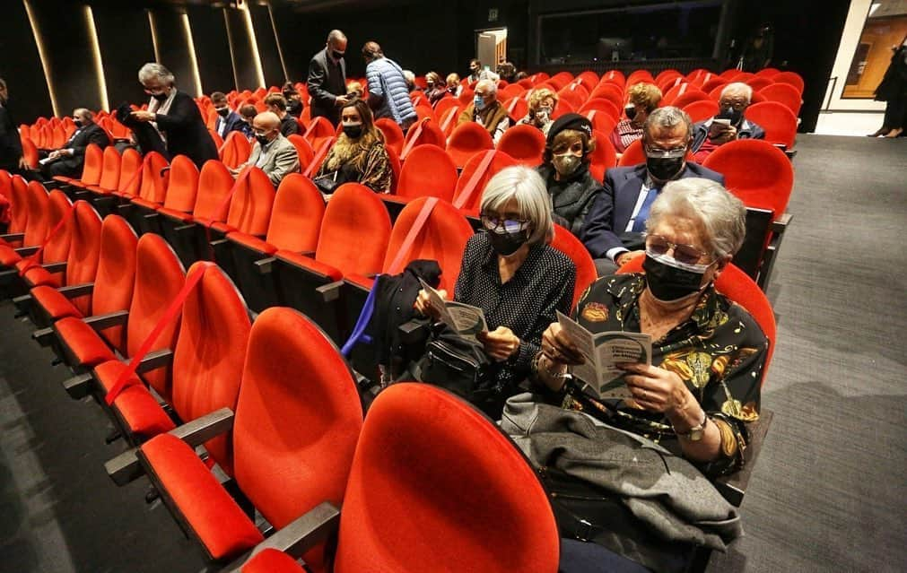 アントニオ・バンデラスさんのインスタグラム写真 - (アントニオ・バンデラスInstagram)「Hoy reabrimos las puertas del @teatrodelsoho @CaixaBank (con todas las medidas de seguridad ante la COVID-19) con un  recital lírico a cargo de @jose_bros_tenor y la Orquesta Filarmónica de #Málaga. Una bonita noche de zarzuela con el apoyo de @ayuntamientomalaga y @andaluciajunta.   @nickykim2807 @pacodelatorrep @josemariamorenovaliente #teatroseguro  —- 📷 Cortesía de @albifotografo @malagahoy_es」11月5日 6時30分 - antoniobanderas