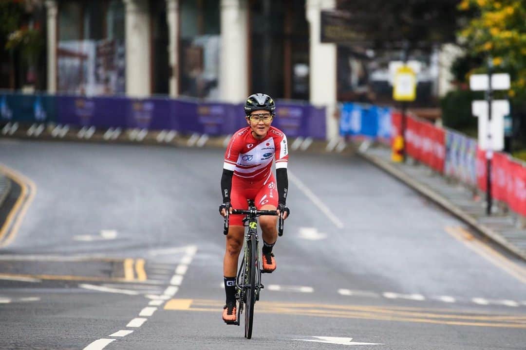 與那嶺恵理のインスタグラム：「Hi there 📢Official Announcement !! To be selected for #tokyo2021 Olympic 🇯🇵 !!! #RoadRace & #TimeTrial 🚴🏻‍♀️  . .  I’m very honored to race in Olympic as Japanese& for sure will be much more special Olympic because it’s in Japan 🇯🇵❤️  . . Obviously I couldn’t just hands up at the moment because still going on 2nd wave Covid-19 pandemic here I’m in.  but I found some bright things in my mind ❤️ Just wish it will be happened in 2021 #tokyo2020 →#tokyo2021 🤞🏻 .  So, just feel 🙂 in my mind ❤️  Anyway, at first Get my 2020 season to end well in this weekend with my team @alebtcljubljana 🧡💛 . . 📸: @keitsuji  #今日のエリさん」