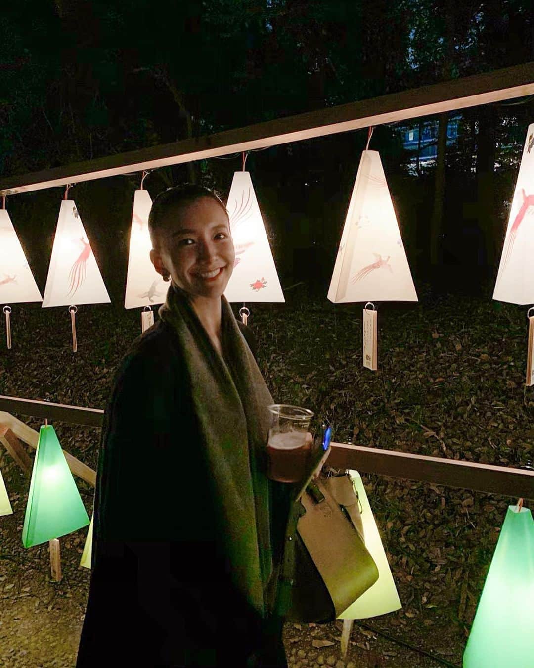 大出千尋のインスタグラム：「. 創設100年の明治神宮へ、夜間特別参拝へ行ってきました✨ . 拝殿も参道もライトアップされて、都心とは思えない幻想的な雰囲気で、癒されました🤍 . この貴重な時期に参拝することが出来て、本当に良かった🤍 . #明治神宮#明治神宮鎮座百年祭#夜間特別参拝 #meijishrine」