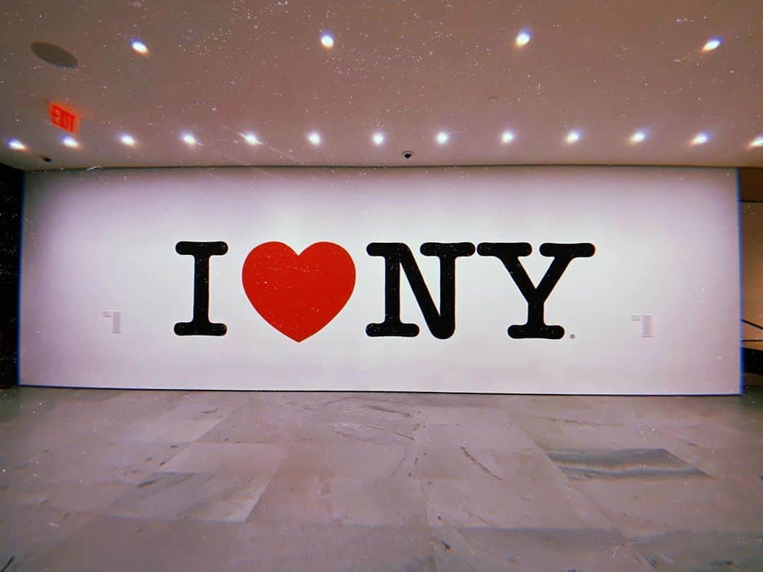 柳喬之さんのインスタグラム写真 - (柳喬之Instagram)「Never gets old🤍  今年はアメリカに来てから特に一番色々経験した年で、振り返ると若干やっぱり病んでたり不安になったりしたけど、全部ひっくるめて、そんな経験から成長させてくれる機会をくれるニューヨークに感謝☺️🤍  #miltonglaser #iloveny #moma」11月5日 6時44分 - dvdtyng