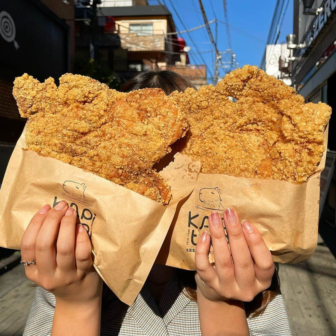 りょうくんグルメさんのインスタグラム写真 - (りょうくんグルメInstagram)「【渋谷 kapitapi】 巨大台湾チキンの食べられるお店！ ⠀ ⠀🏠#渋谷 #kapitapi 🚶‍♂️渋谷駅徒歩5分 📖台湾大鶏排(¥650+tax)  流行りの台湾チキンがついに渋谷に上陸！ サイズかなり大きめ！ 揚げたてさっくさく！ 香辛料の味はかなり弱めで若干感じる程度。 日本人向けの味。 サイズばかでかいから女子は二人で半分こサイズ。 お腹空いてたら一人で食べれると思う。 ⠀ 場所は道玄坂を上がっていくとある。 タピオカ屋一期一笑の隣。 ⠀ チキンを入れる紙ケースがかわいい。 お客さんはちょろちょろいたけどまだまだ穴場。 ⠀ 台湾チキン大好き芸人！！！ 行ってみてね！  カピタピ道玄坂店 東京都渋谷区道玄坂 2丁目16-1  営業時間11時〜21時45分 (台湾チキンは売り切れ次第終了)」11月5日 17時45分 - uryo1113