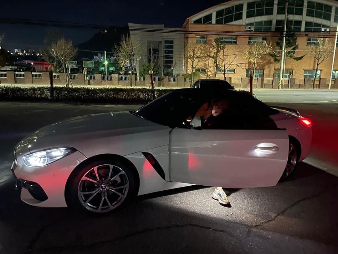 インジュン のインスタグラム：「冬のドライブ!!! 一緒行きたい人手あげて~~🙋‍♂️ 겨울 드라이브!!! 같이가고싶은사람손~~~🙋‍♂️ . . . #셀카#셀피#데일리#일상#인준#드라이브#selfie#daily#l4l#injun#drive  #インジュン#ドライブ#🙋‍♂️🙋‍♂️ #一緒に行こう#😘」