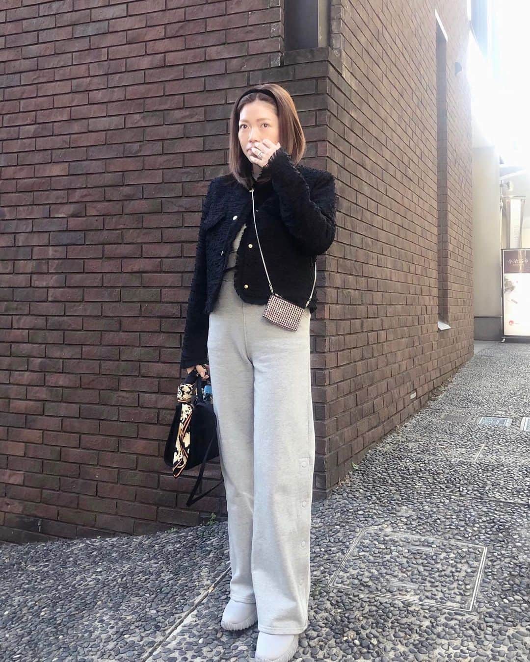 山脇道子のインスタグラム：「今日は @seesbeesknees_ の スウェットセットアップとツイードジャケット👯‍♀️ スウェットパンツもハイウエストで脚長効果を狙ってます💡 @miumiu のスニーカーが少し厚底なので 159㎝の私もMサイズを着ています👖」