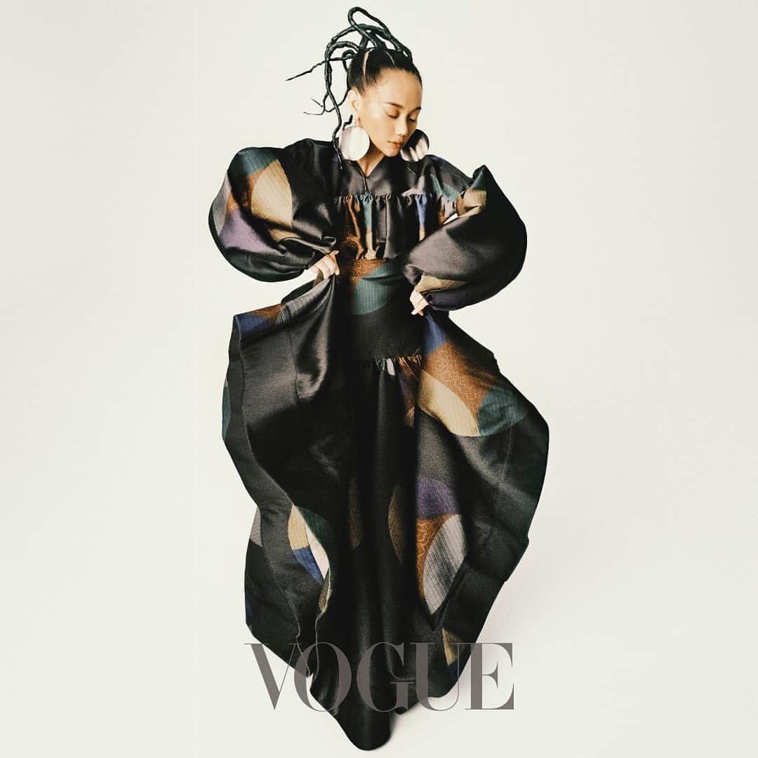Vogue Taiwan Officialさんのインスタグラム写真 - (Vogue Taiwan OfficialInstagram)「「做母語音樂跟商業唱片的認定不一樣，商業唱片的價值是開了幾場小巨蛋、唱片賣多少張，或是KTV排行榜第一名，但母語音樂能夠鼓舞同樣領域的創作人，他們會想自己或許有一天可以站在這個舞台上，所以我總是想著，這首歌可能會影響別人的一輩子。」── #阿爆 @abaotw   #VOGUENOVISSUE #VOGUE11月號 #VogueTaiwan   Photographed by Zhong Lin @zhonglin_  Editor and Text by Nicole Lee @nymphlee Styled by Joey Lin @chihchianglin  Hair by Fiona Li @fio_na_li  Makeup by Weic Lin @weic_lin   🖋#NicoleLee」11月5日 17時40分 - voguetaiwan