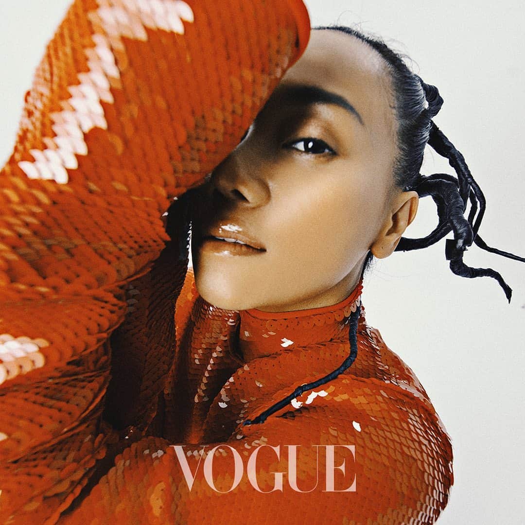 Vogue Taiwan Officialさんのインスタグラム写真 - (Vogue Taiwan OfficialInstagram)「「做母語音樂跟商業唱片的認定不一樣，商業唱片的價值是開了幾場小巨蛋、唱片賣多少張，或是KTV排行榜第一名，但母語音樂能夠鼓舞同樣領域的創作人，他們會想自己或許有一天可以站在這個舞台上，所以我總是想著，這首歌可能會影響別人的一輩子。」── #阿爆 @abaotw   #VOGUENOVISSUE #VOGUE11月號 #VogueTaiwan   Photographed by Zhong Lin @zhonglin_  Editor and Text by Nicole Lee @nymphlee Styled by Joey Lin @chihchianglin  Hair by Fiona Li @fio_na_li  Makeup by Weic Lin @weic_lin   🖋#NicoleLee」11月5日 17時40分 - voguetaiwan