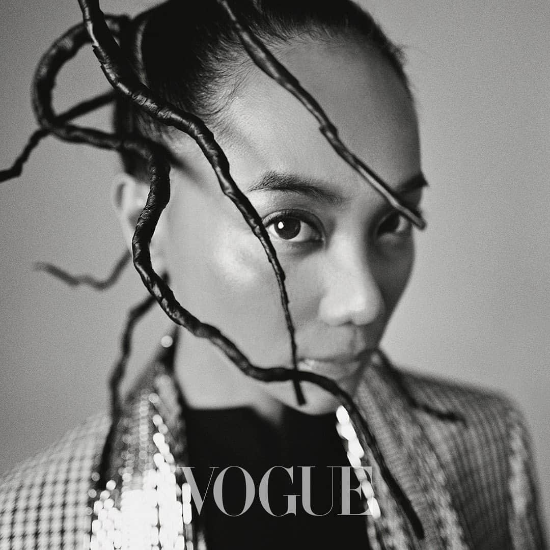 Vogue Taiwan Officialさんのインスタグラム写真 - (Vogue Taiwan OfficialInstagram)「「做母語音樂跟商業唱片的認定不一樣，商業唱片的價值是開了幾場小巨蛋、唱片賣多少張，或是KTV排行榜第一名，但母語音樂能夠鼓舞同樣領域的創作人，他們會想自己或許有一天可以站在這個舞台上，所以我總是想著，這首歌可能會影響別人的一輩子。」── #阿爆 @abaotw   #VOGUENOVISSUE #VOGUE11月號 #VogueTaiwan   Photographed by Zhong Lin @zhonglin_  Editor and Text by Nicole Lee @nymphlee Styled by Joey Lin @chihchianglin  Hair by Fiona Li @fio_na_li  Makeup by Weic Lin @weic_lin   🖋#NicoleLee」11月5日 17時40分 - voguetaiwan