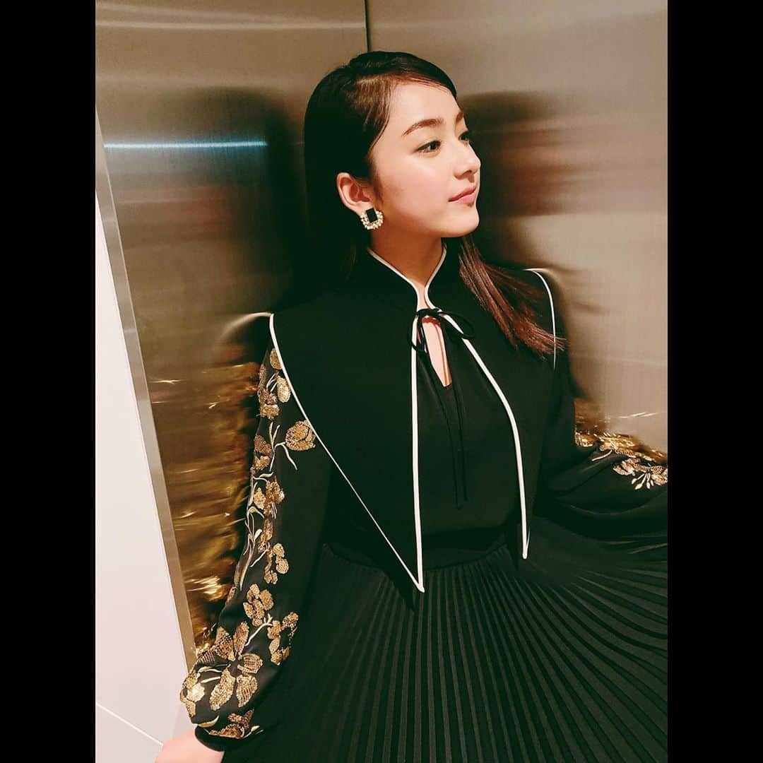 平祐奈さんのインスタグラム写真 - (平祐奈Instagram)「今日のお衣装も素敵でした🌹✨ BLACK×GOLDっていいよねぇ dress: @toryburch  accessory: @sai_jewelry_jp」11月5日 17時44分 - yunataira_official
