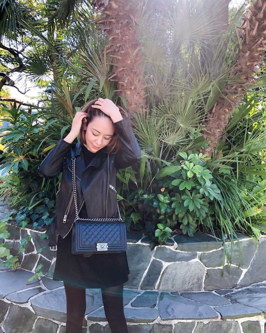 鮎河ナオミのインスタグラム：「大好きなショッピングサイト @Revolve で購入した CIARA のミニドレス🖤  背中が空いてるデザインがお気に入り🖤  ハワイでも良く @Revolve でお買い物してたけど、1万円以上のお買い物をすると、日本にも送料無料で送ってもらえるから嬉しい〜！  海外通販は種類が豊富で、女性らしいお洋服がたくさんあってお勧め💋  #revolveme #リボルブクロージング」