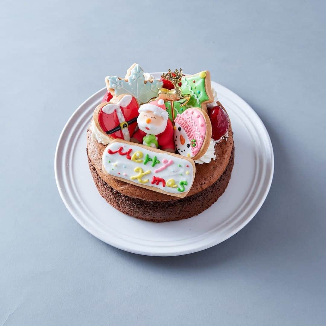 のインスタグラム：「クリスマスケーキ2020✨オリジナルアイシングデコ　とろけるショコラ5号🎄🍫  クリスマスツリーなどのカラフルなアイシングクッキーで飾り付けをしたこちらのチョコケーキは、2層のチョコレートを粉を使わずに蒸し焼きにしたなめらかなチョコレートケーキ🎂  今年のクリスマスケーキにぜひいかがですか🎅？ ＝＝＝＝＝＝＝＝＝＝＝ この投稿をtap→商品を見る、又はプロフィールのショップを見るからご購入頂けます🧁 ＊＊＊＊＊＊＊＊＊＊＊＊＊＊＊＊＊＊＊＊＊＊＊＊＊＊ ⁠ ⁠⁠⁠⁠⁠⁠⁠⁠⁠⁠⁠⁠⁠⁠⁠⁠Cake.jpでは、皆さんからシェアされた⁣⠀⁠⁠⁠⁠⁠⁠⁠ ⁠ 素敵なお祝いのコンテストをおこなっています⁠🙌⁠ ⁠ ⁠⁠⁠ ⁠ 👇フォトジェアニバーサリー参加方法👇⁠ ⁠ ⁠⁠ ※10月より参加方法が変わります  Cake.jpのケーキでのお祝いの様子を⁣⠀⁠⁠⁠⁠⁠⁠⁠⁠ ⁠ @iiicakejp #フォトジェアニバーサリー で タグ付けしてシェアするだけ🌈  ご参加を心よりお待ちしております💡 ⁠ ※当アカウントと同様のなりすましアカウントが報告されています。当社とは関係がございませんのでご注意くださいませ※ ＊＊＊＊＊＊＊＊＊＊＊＊＊＊＊＊＊＊＊＊＊＊＊＊＊＊ #美味しいもの好きな人と繋がりたい#おうちスイーツ#お取り寄せスイーツ #お家パーティー#お取り寄せグルメ#甘党#素敵なお祝い#スイーツ好きな人と繋がりたい#食べるの好きな人と繋がりたい#お土産#手土産スイーツ#ケーキ#ケーキ屋さん#happybirthday#お誕生日おめでとう#サプライズ#バースデーケーキ#お菓子#お誕生日会#いつもありがとう#結婚記念日#チョコレート#クリスマス#クリスマスケーキ#Xmas#Xmascake#アイシングクッキー」