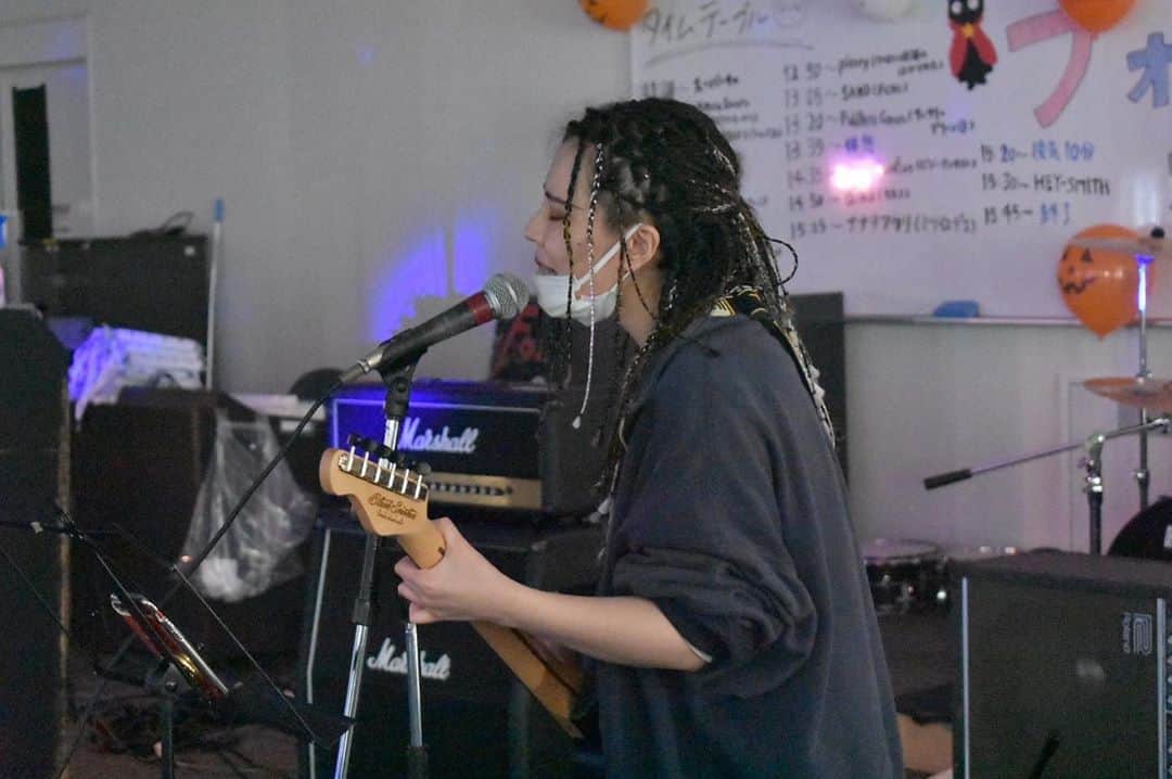 オマキ（コロナナモレモモ）のインスタグラム：「曲にしたい日々や人が多すぎるそれでそれを聞いてくれた人の日常を特別にしたいし君だけのmovie主人公BGMになりたい、まだまだまだまだ生きたい、みんなも生きていて ドラムは勿論大好きで相棒だけど おまきは自分の言葉と音楽でなにかになりたいんだ、」