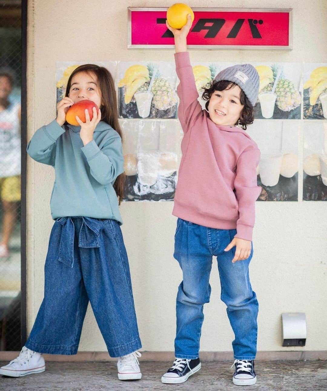 &mall(アンドモール) さんのインスタグラム写真 - (&mall(アンドモール) Instagram)「🍊サスティナブルなフルーツ染めウエア🍊 ～THE SHOP TK～ ・。*・。*・。*・。*・。*・。*・。*・。 . 東京都中野区にある老舗果物店「フタバフルーツ」。 イラストレーター「AYAKA FUKANO」さんとの トリプルコラボレーション企画が誕生✨ . レディース・メンズ・キッズと展開があるのも嬉しい♪ ご家族でおそろいコーデもおすすめです！ . ••┈┈┈┈┈┈┈┈┈┈┈┈┈┈┈┈┈┈•• インスタ掲載アイテムはこちらから検索👀‼ ▶▶▶　@andmall_msp ••┈┈┈┈┈┈┈┈┈┈┈┈┈┈┈┈┈┈•• . #andmall #アンドモール #ららぽーと #ラゾーナ #lalaport #fashion #ファッション #お洒落さんと繋がりたい #fashionstyle #theshoptk #おそろい #家族コーデ #親子コーデ #親子でおそろい #親子リンクコーデ」11月5日 16時16分 - andmall_msp