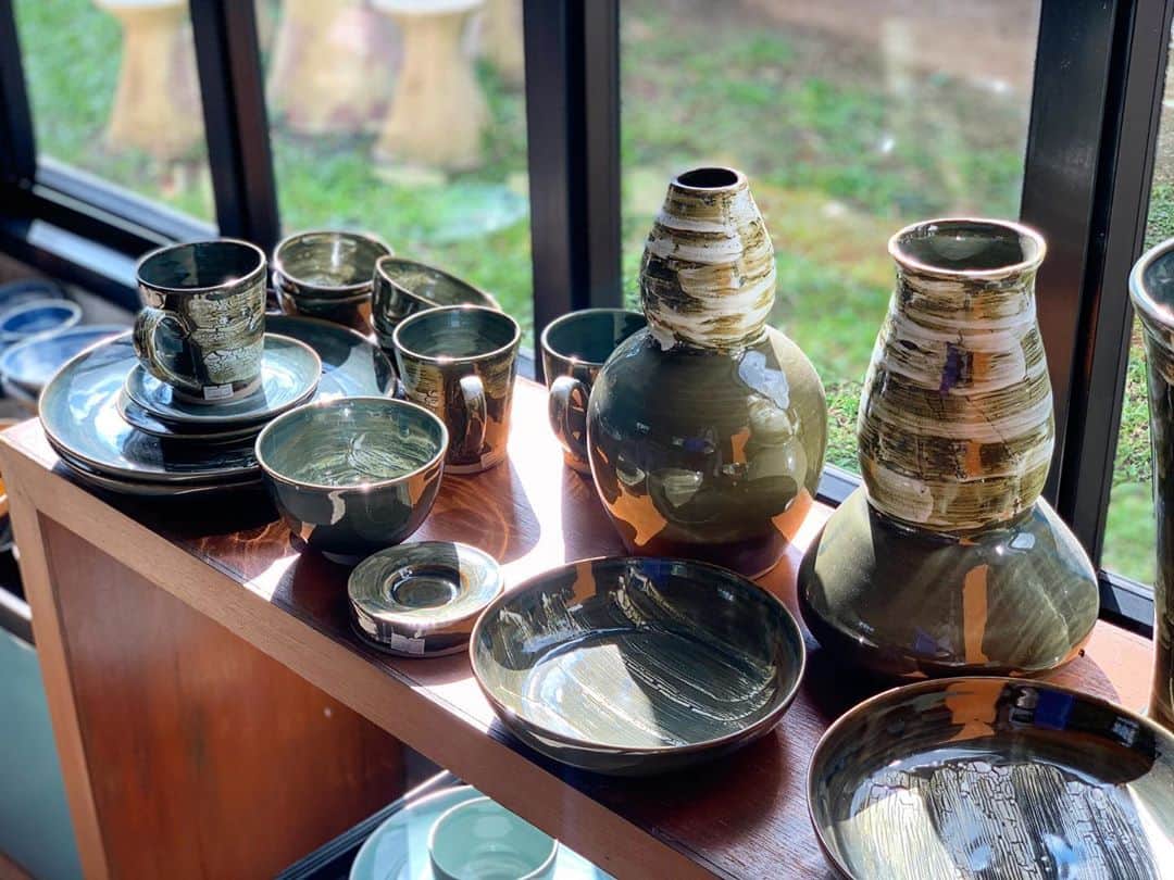 中村明花さんのインスタグラム写真 - (中村明花Instagram)「. #チェンマイ で行った食器屋さんその1。 #セラドン焼き 専門店〝Mengrai Kilns Rop“. . ちなみにセラドン焼きとはタイの北部（チェンマイ）に700年前から続く伝統的な陶器です🇹🇭 . はい。私にとってここは天国でした。 室内にも外にも可愛い食器だらけで一日中居られそうな幸せ空間(*´︶`*) . しかもセラドン焼きの本場チェンマイだけあってバンコクで見るより種類は豊富＆お値段が優しいこと👏 . お庭も広くて雰囲気もとても良かったです🌿 . 買ったものがそろそろ家に届くはず♡楽しみだなぁ♪ . . #アジア料理は勿論和洋中なんでも合わせやすい #温かい色味だったり味のある色合いが大好き #MengraiKilns #とにかく広いし量がすごい #娘はお友達とお利口に遊んで待っていてくれたよ♡ #細貝家のタイ生活」11月5日 16時16分 - sayaka_nakamura3