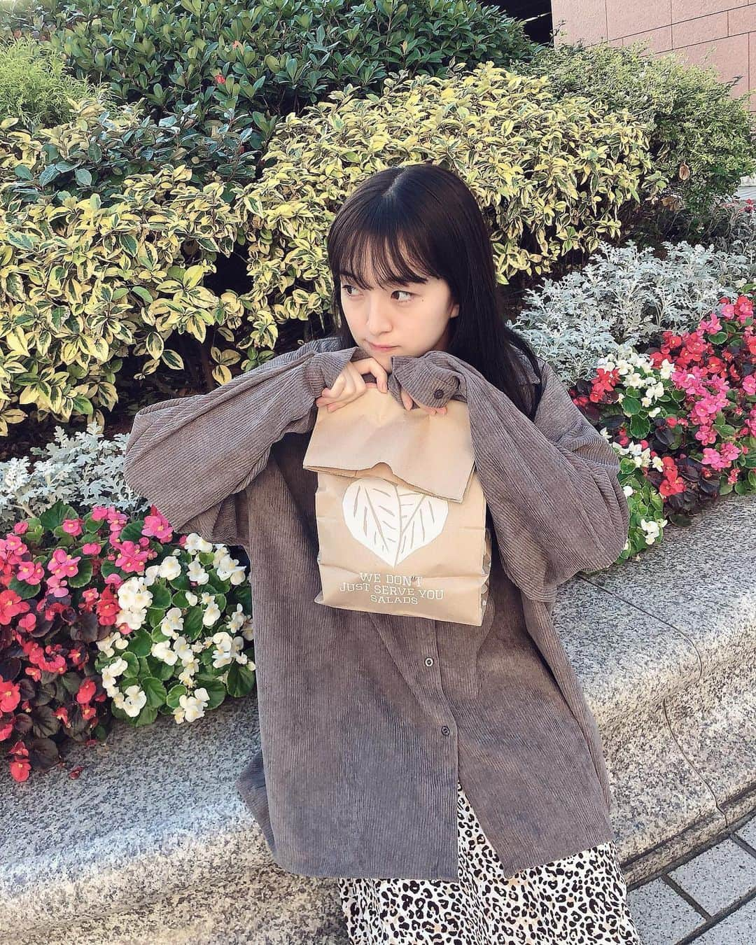 田島芽瑠さんのインスタグラム写真 - (田島芽瑠Instagram)「リハ終わりのすっぴんだけど許して🙇‍♀️  行ってみたかったサラダの専門店🥗 こんなおしゃれな紙袋に入れてくれるなんて。 東京すごいや😇  #クリスプサラダワークス #crispsaladworks」11月5日 16時26分 - meru_chan_official