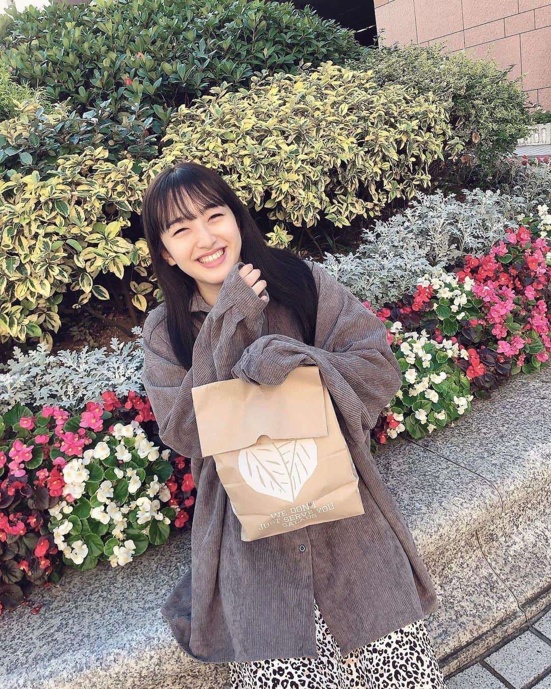 田島芽瑠さんのインスタグラム写真 - (田島芽瑠Instagram)「リハ終わりのすっぴんだけど許して🙇‍♀️  行ってみたかったサラダの専門店🥗 こんなおしゃれな紙袋に入れてくれるなんて。 東京すごいや😇  #クリスプサラダワークス #crispsaladworks」11月5日 16時26分 - meru_chan_official