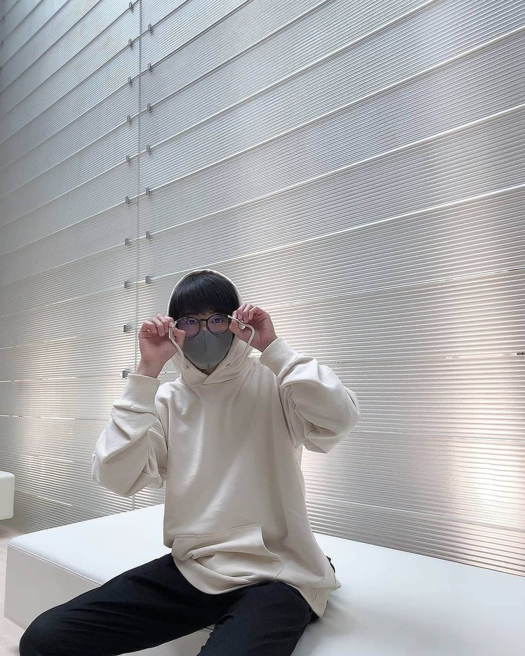外山将平のインスタグラム：「こんばんは！ ふざけた写真すみません笑笑 2枚目もありますよっ！  #こんにちは#hello#役者#俳優#外山将平#fashion#カメラ好きな人と繋がりたい#camera#今日の外山#ootd#写真#眼鏡男子#メガネ男子#一重#rayban#drmartens#美術#美術館巡り#Nikon#lunch#パーカー#パーカーコーデ#パーカー男子#冬#winter」