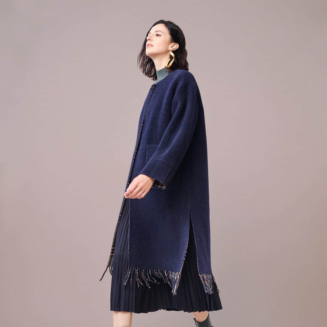 ANTEPRIMAさんのインスタグラム写真 - (ANTEPRIMAInstagram)「Flowing in the wind with flattering silhouette, the popping checks of the #Reversible cape and coat are peeking through for having a nice greeting to the new season!   #FW20 #FallWinter2020 #Classic #ReadyToWear #Style #Fashion #Italian #Luxury #InstaBag #Design #Lifestyle #Urban #Handcraft #アンテプリマ #패션​」11月5日 16時19分 - anteprimaofficial