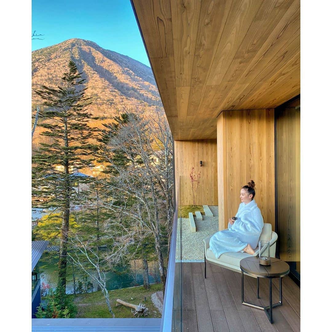 エミ・マイヤーのインスタグラム：「Checked out the autumn colors and fresh air in Nikko! And alfresco deck for my Zoom meeting to sneak in a little work on vacay😆 日光の紅葉を見に行きました〜ちょっと遅めに行ったけれどまだまだ見応えあります😍❣️🍁#nikko#kegonfalls #autumnvibes#toshogushrine #toshogu#東照宮#華厳の滝#日光#紅葉#三猿」