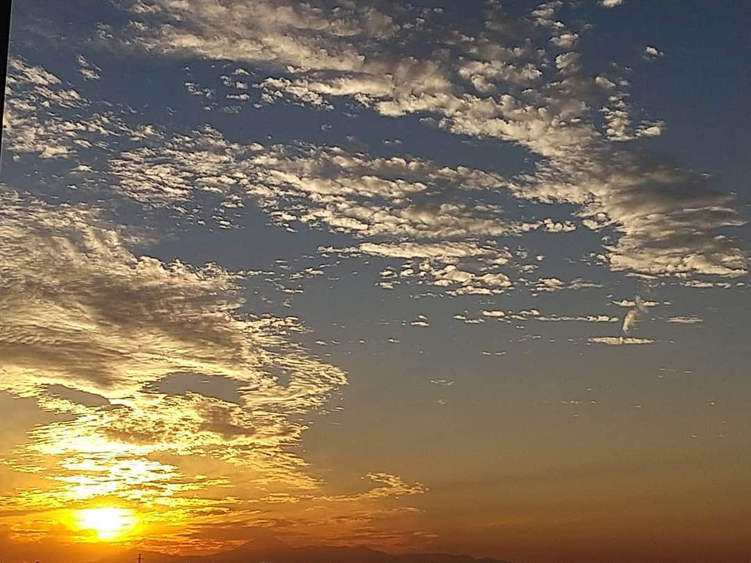 春山恵理さんのインスタグラム写真 - (春山恵理Instagram)「きょうは初めて保育園からお迎え要請が来てビックリしたけど、早めにお迎えに行ったので、いつもよりのんびりな夕方を過ごしています。 おかげできれいな夕焼けが見られた🌇  #夕焼けが好きな人と繋がりたい  #夕焼け空が好き  #空が好きな人と繋がりたい  #雲が好きな人と繋がりたい  #神奈川県」11月5日 16時35分 - haruyamaeri