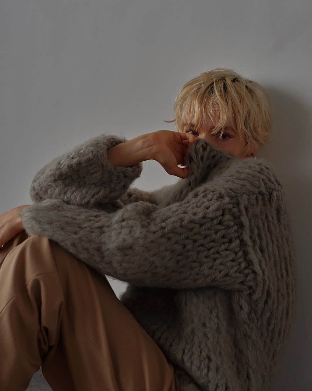 JUNNAのインスタグラム：「DEAR KNIT LOVERS...  ニットのケアについてYouTubeを更新しました。  ミドルゲージ、ローゲージ、長毛ニットなど  それぞれのニットの特徴、なぜ毛玉ができるのか？  どうしたらできにくくなるのか？  またできた毛玉はどうしたら良いのか？  保管はどうしたらよいのか？  消臭、殺菌...  よれた襟周り、袖口、ボタンホールの復活方法！  今回は私物の毛玉取りアイテム 予防アイテム等も沢山登場します。  お洋服のケア。 少し手間ですが、 手間をかけると愛着も深まります。  せっかく気に入って購入したニット どうせなら沢山着て育てていきたい  何年も大切に🤍🤎  サヨナラ👋毛玉  本日は18時より　@etretokyo アカウントにてインスタライブ配信です🙏✨  #youtube #ニット #ニットコーデ #knit #ケア #お手入れ #毛玉 #etretokyo#junnayoutube #ニットワンピ」