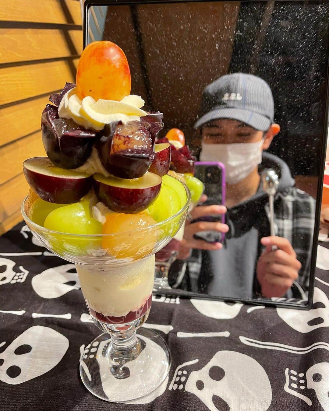前田隆太朗さんのインスタグラム写真 - (前田隆太朗Instagram)「フルーツパーラーゴトーのパフェ！ 初めて食べました。 美味すぎて細胞レベル上がりました。 鏡汚いけど見なかったことにしてください。 #YARNS」11月5日 16時31分 - ryu_mae