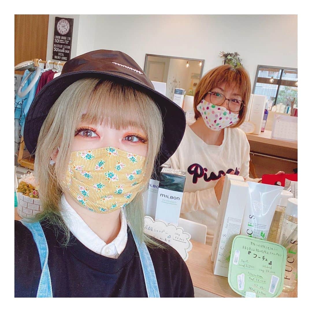 かりんさんのインスタグラム写真 - (かりんInstagram)「. . わたしの働いているサロン🍬 【アーマイゼ ヘアー】 アットホームでお客さんに 居心地のいい空間を☺︎ そして素敵なスタイルを提供 . .  店長の瑠美さんは 4人の子供さんをもちながら バリバリ働くまさしくﾃﾞｷる女 . 厳しい人だったら怖いなーって 思ってたけど 優しく指導してくれて感激 もっと頑張ろうって思えるし 技術もたくさん教わろうっておもった💭 . . 少しずつ今の美容媒体を理解して 知識を上げてからカットとかに 入ろうとおもってる💭 . またカットモデルとか募集すると思うので 奈良に住んでる子は 是非カットさせてください🐥 . . . . #サロン #美容サロン #アーマイゼ #ヘアー #カットサロン #奈良 #奈良サロン」11月5日 16時32分 - karin.n.003