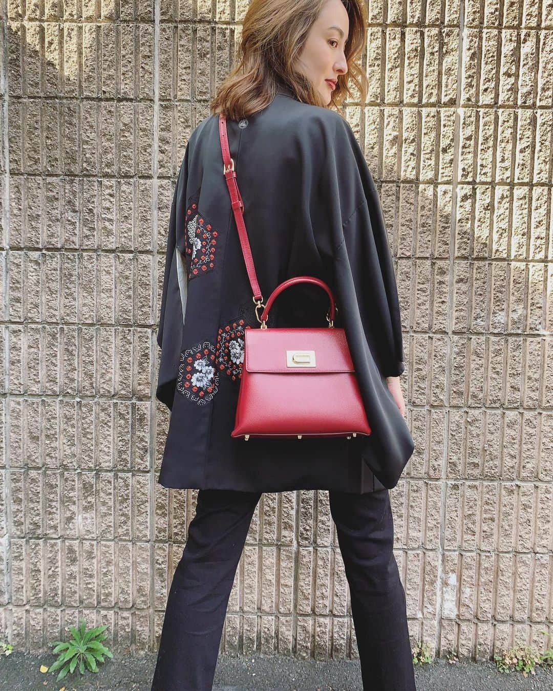 オードリー亜谷香のインスタグラム：「I’ve been having a thing for red lately, when normally color scares me ❤️」