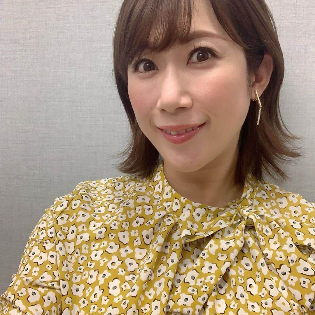 丹羽真由実のインスタグラム：「. . 髪切ってからの ニュースの衣装はこんな感じです💁‍♀️ . 気がつけば、もう11月ですね‼️ 大好きな誕生月に突入しています🎂 何歳になるかは聞かないで！笑。  あ、2枚目の赤い服は袖のデザインが可愛くて 見せたくて、このポーズしてるのに 切れてるという…😂 . . #mediasエリアニュース #ニュースキャスター #スタジオ衣装 #衣装 #アナウンサーコーデ  #女子アナコーデ #アナウンサー #秋コーデ  #プレママ #プレママさんと繋がりたい」