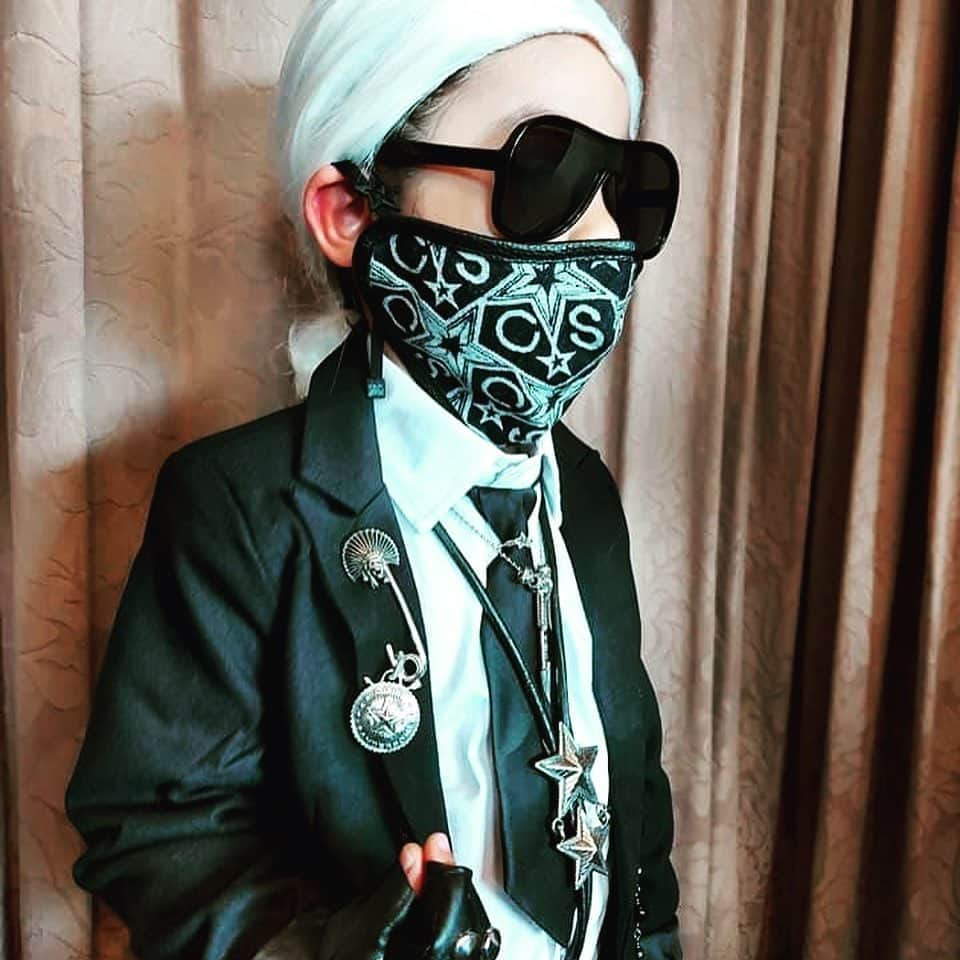 コディ サンダーソンのインスタグラム：「One of my biggest little fans ever! @codysanderson_official  @karllagerfeld @chromeheartsofficial @codysanderson_hankyu_tokyo @beyondcool #holloween @jerrychan82」