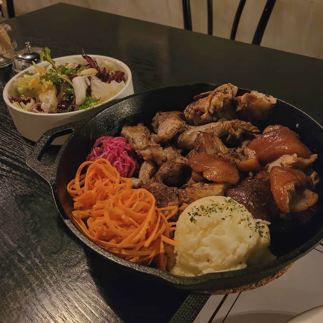 イェジ のインスタグラム：「#슈바인학센🍖」